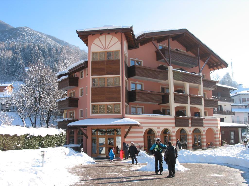 Family Hotel Adriana Bezzecca Exterior photo